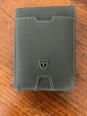 Travando slim wallet with money clip in grey leather.